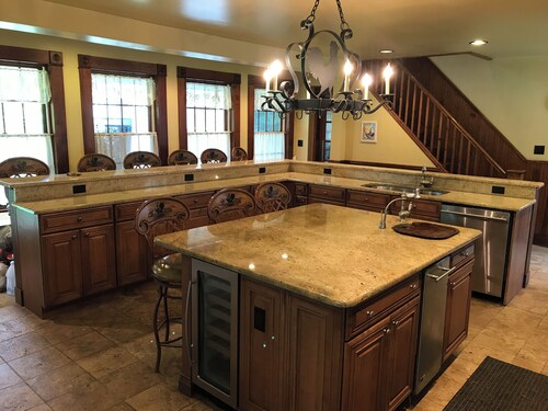 Spacious 5-bedroom farmhouse in delightful Kenoza Lake with WiFi, AC,