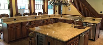 Spacious 5-bedroom farmhouse in delightful Kenoza Lake with WiFi, AC,