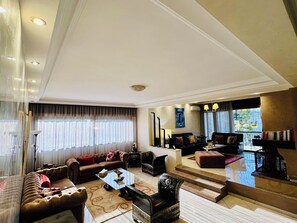 Smart-tv, eldstad, böcker och datorskärmar