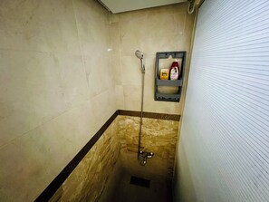 تجهيزات دش، مجففات شعر، مراحيض شطف، مناشف