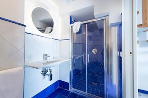 SĂšche-cheveux, bidet, serviettes fournies, savon