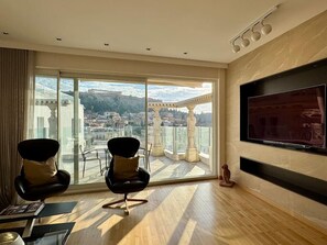 Una televisión, un reproductor estéreo