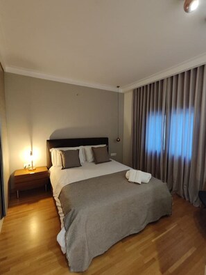 2 dormitorios, escritorio, tabla de planchar con plancha y cuna de viaje