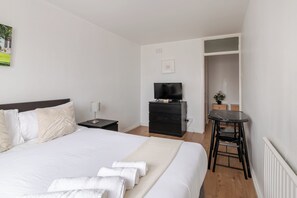 2 chambres, fer et planche à repasser, Wi-Fi, draps fournis