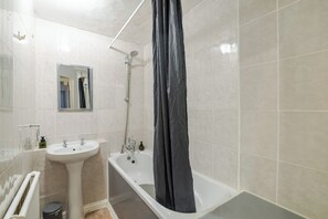 Hair dryer, towels, soap, toilet paper - Regent's Park Apartment (London)