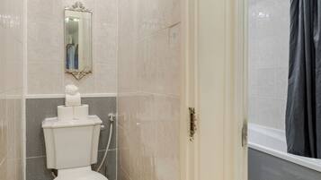 Hårtørrer, håndklæder, Sæbe, Toiletpapir