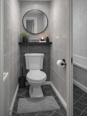 Sèche-cheveux, serviettes fournies, savon, papier toilette