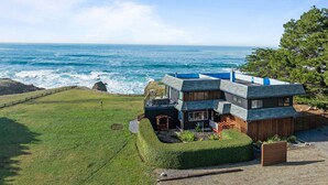 Una casa costera moderna con vista al océano.