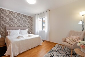 1 habitación, tabla de planchar con plancha y cuna de viaje 