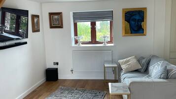 Een smart-tv, videogames, boeken en een printer