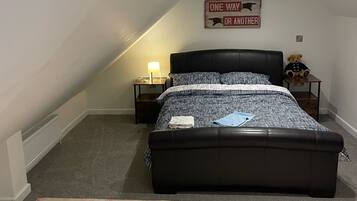 1 slaapkamer, een bureau, een strijkplank/strijkijzer, wifi