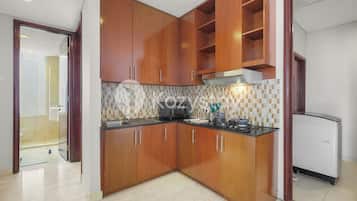 Apartament, 2 dormitoris, vistes a la ciutat | Cuina privada | Microones i una taula de menjador