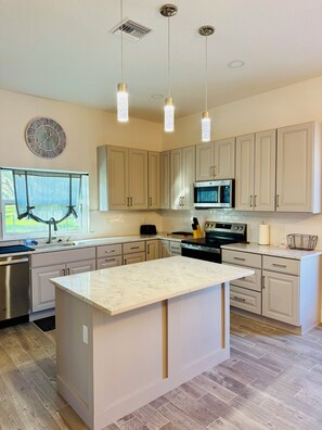 Fridge, microwave, oven, stovetop - 2-bedroom Spacious townhome in Osprey (Osprey)