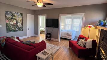 2 bedrooms, desk, iron/ironing board, WiFi