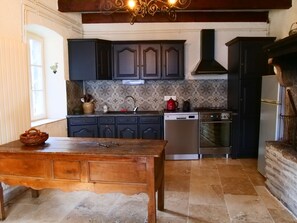 Microondas, horno, placa de cocina, lavavajillas