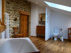 Douche, séchoir à cheveux, serviettes fournies