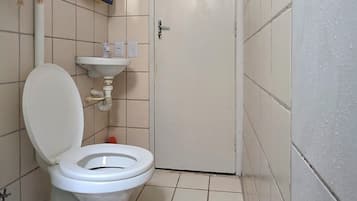 Doccia, asciugamani, sapone, carta igienica