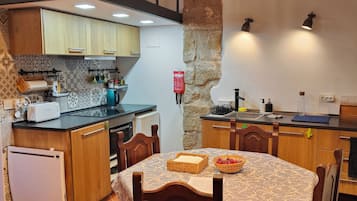 Réfrigérateur, micro-ondes, plaque de cuisson, cafetiÚre/bouilloire