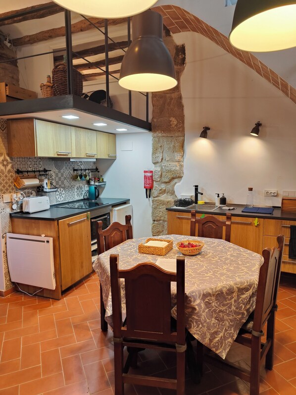 Fridge, microwave, stovetop, coffee/tea maker - Ca la Fina - Rural house with AC (Bot)