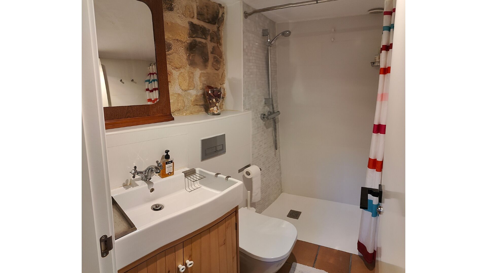 Sèche-cheveux, serviettes fournies, savon, shampoing