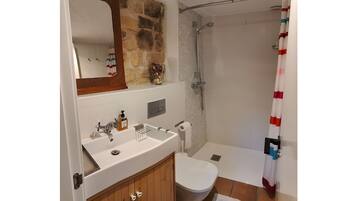 SĂšche-cheveux, serviettes fournies, savon, shampoing