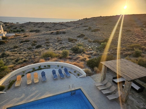 5-bedroom villa with heated pool, sea and mountain views, 5 minutes from the center of town