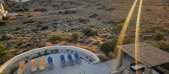 5-bedroom villa with heated pool, sea and mountain views, 5 minutes from the center of town