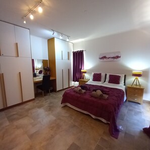 5 bedrooms, in-room safe, desk, iron/ironing board - 5-bedroom villa with heated pool, sea and mountain views, 5 minutes from the center of town (Makry Gialos)