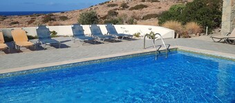 5-bedroom villa with heated pool, sea and mountain views, 5 minutes from the center of town