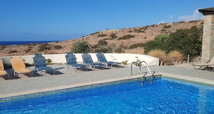 5-bedroom villa with heated pool, sea and mountain views, 5 minutes from the center of town