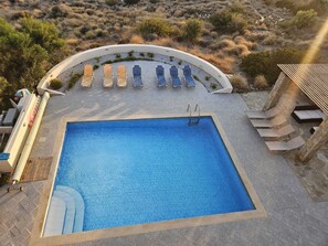 Una piscina al aire libre, una piscina climatizada
