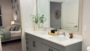 Bathroom - Luxury 1-bedroom apartment in perfect Orlando (Orlando)