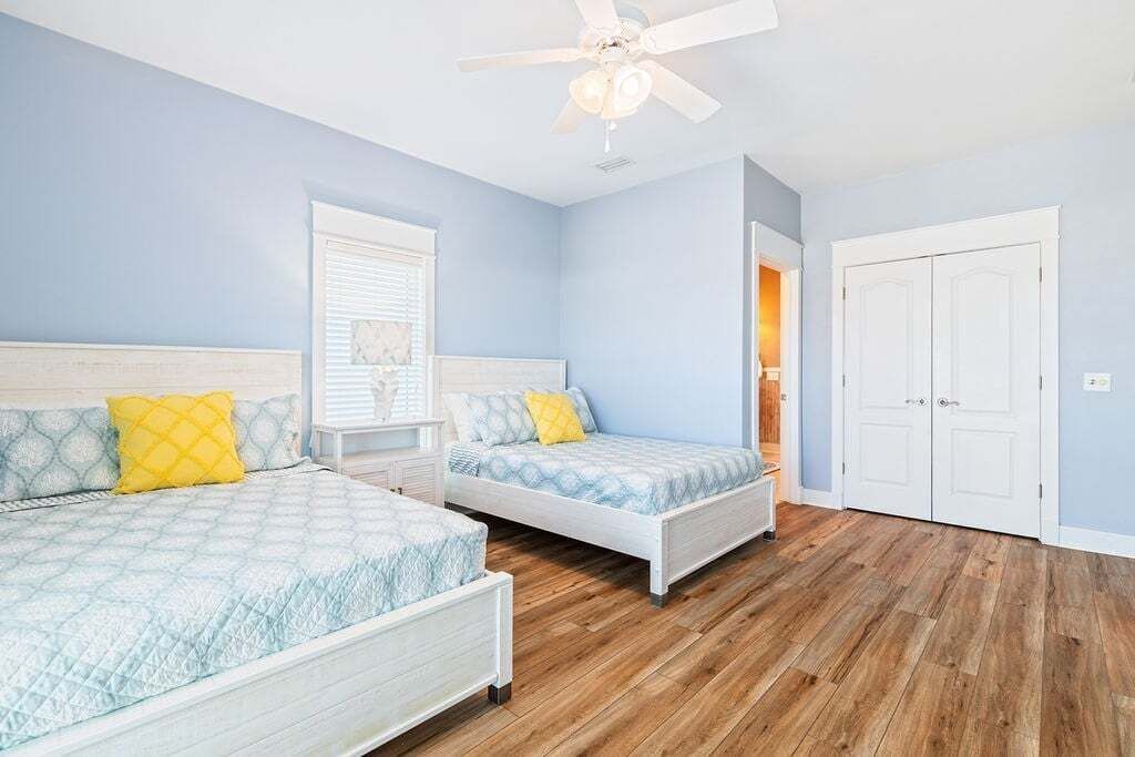 4 室のベッドルーム、WiFi (無料)、ベッドシーツ