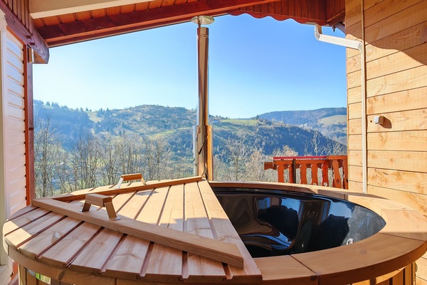 Banyera d'hidromassatge a l'aire lliure