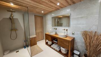 Douche, sĂšche-cheveux, serviettes fournies, savon