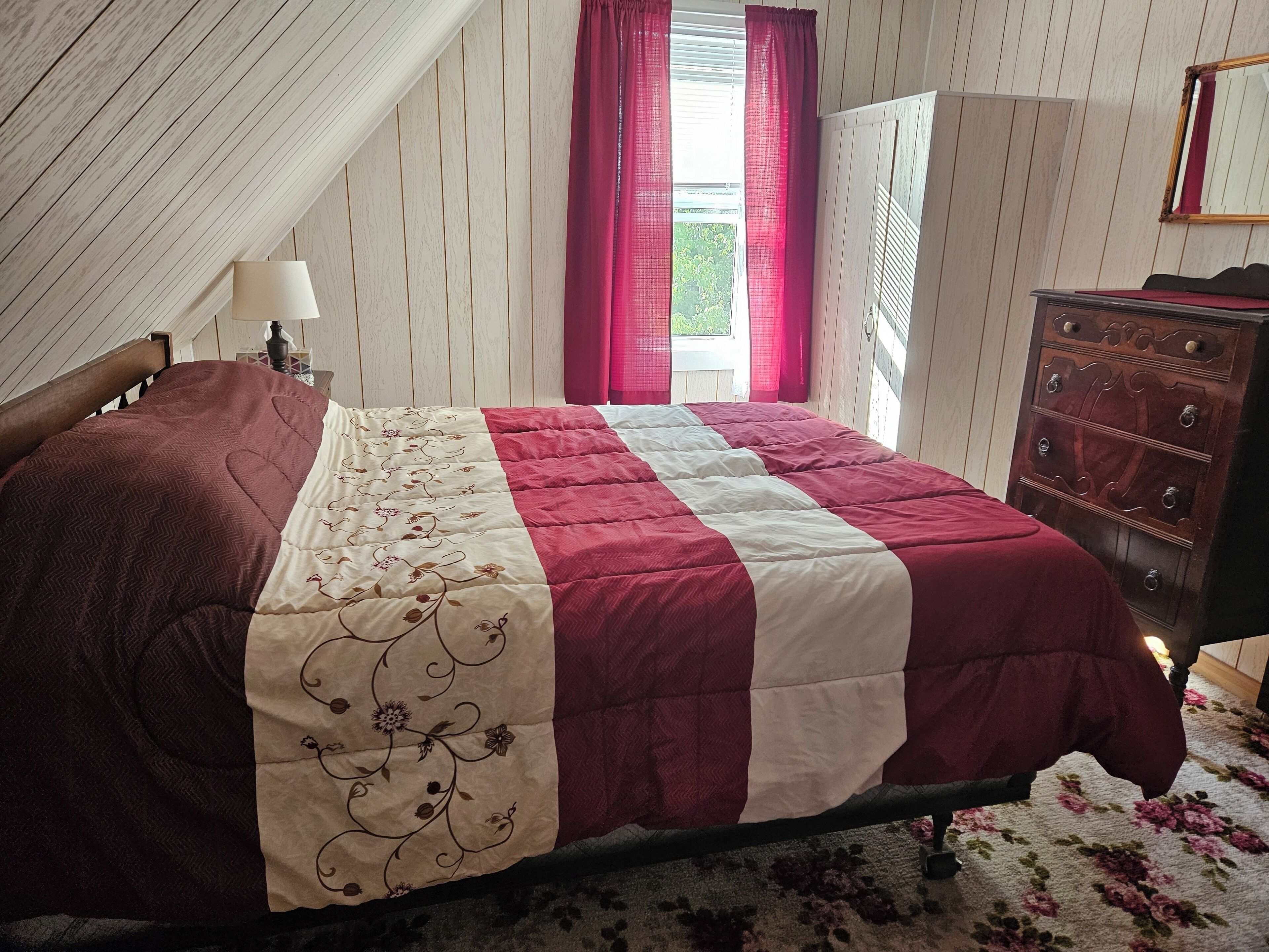 3 makuuhuonetta, silitysrauta/-lauta, ilmainen Wi-Fi, vuodevaatteet