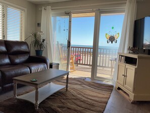 Living area - Quiet, spacious renovated 2 bd, 2 bath condo with stunning ocean views (Hampton)