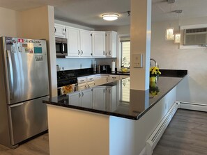Fridge, dishwasher - Quiet, spacious renovated 2 bd, 2 bath condo with stunning ocean views (Hampton)