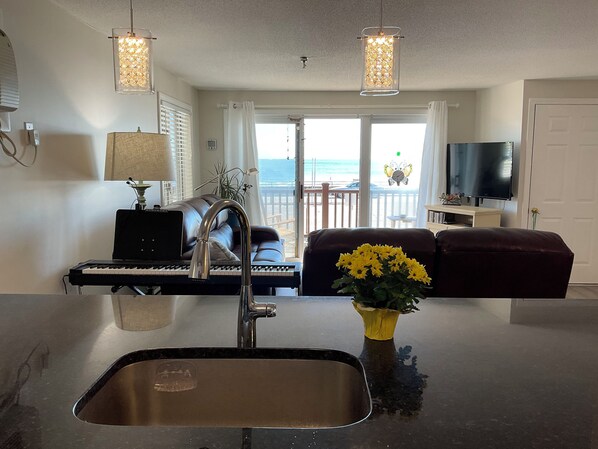 Living area - Quiet, spacious renovated 2 bd, 2 bath condo with stunning ocean views (Hampton)