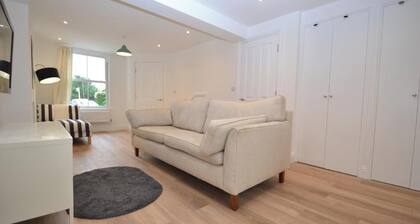 Freshly refurbished, peaceful Victorian house