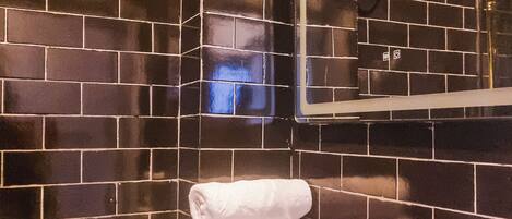 تجهيزات دش، مناشف، ورق حمّام