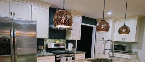 Réfrigérateur, micro-ondes, four, plaque de cuisson