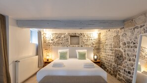 4 slaapkamers, een strijkplank/strijkijzer, reisbedje, wifi