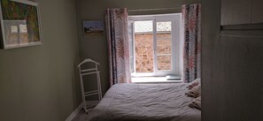 3 bedrooms, iron/ironing board, bed sheets