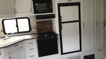 Microondas, horno y placa de cocina