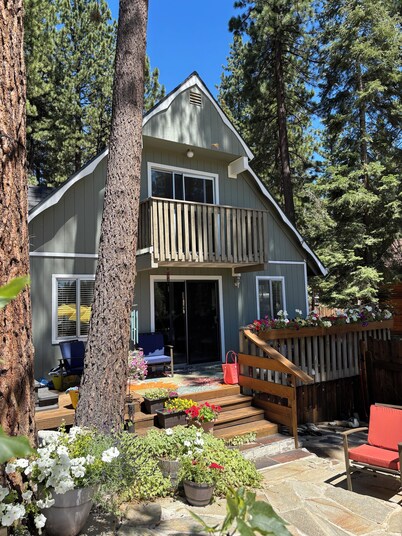 Quiet 1 Bdrm walk to beach & trails.  Close to ski areas.