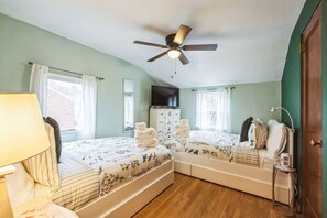 3 室のベッドルーム、デスク、アイロン / アイロン台、WiFi (無料)