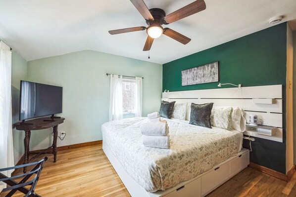 3 bedrooms, desk, iron/ironing board, free WiFi
