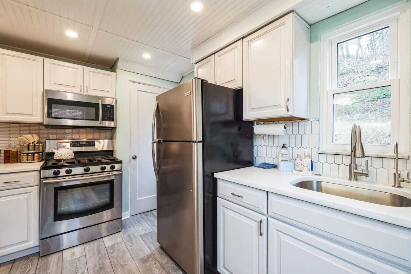 Een koelkast, een microgolfoven, een oven, een kookplaat