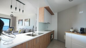 Fridge, microwave, oven, stovetop - Meeresbrise by LovelyStay (Canico)